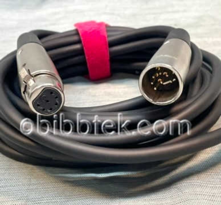 Afbeelding van SE Electronics model SE 5500 large diaphragm, tube condenser microphone.